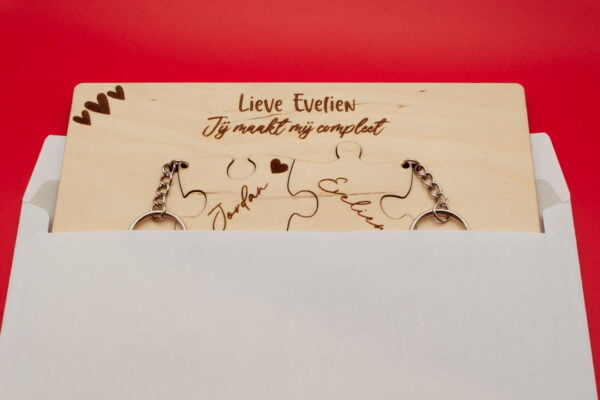 houten valentijnskaart met puzzelstukjes