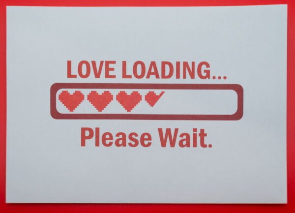 houten valentijnskaart met puzzelstukjes