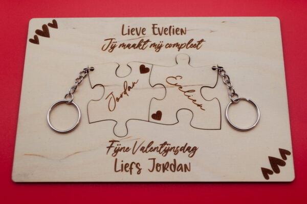 houten valentijnskaart met puzzelstukjes