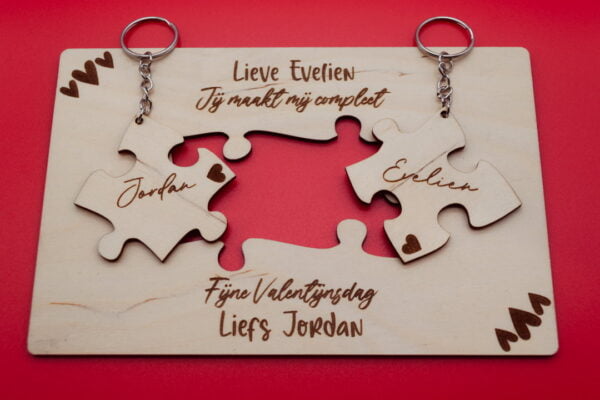 houten valentijnskaart met puzzelstukjes