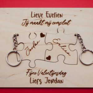houten valentijnskaart met puzzelstukjes
